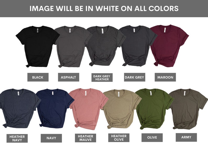K&ouml;nnte beinhalten: Ein Mockup von zehn T-Shirts in verschiedenen Farben, darunter Schwarz, Asphalt, Dunkelgrau meliert, Dunkelgrau, Rotbraun, Dunkelblau meliert, Dunkelblau, Flieder meliert, Oliv meliert, Oliv und Armeegr&uuml;n. Der Text "IMAGE WILL BE IN WHITE ON ALL COLORS" wird &uuml;ber den T-Shirts angezeigt.