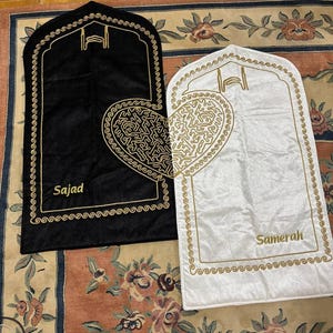 Personalized Chenille Prayer Rug Set: Islamic Couple Gift with Prayer Beads image 2