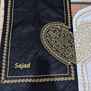 Personalized Chenille Prayer Rug Set: Islamic Couple Gift with Prayer Beads image 5