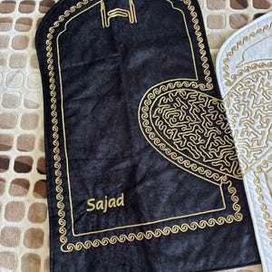 Personalized Chenille Prayer Rug Set: Islamic Couple Gift with Prayer Beads image 3