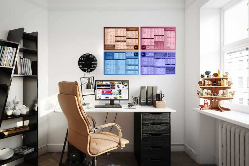 Puede incluir: Un espacio de trabajo de oficina en casa con un escritorio blanco, una silla de oficina negra, un monitor de computadora, un reloj negro y una estanter&iacute;a con libros. Hay cuatro carteles en la pared con atajos de teclado de Adobe Photoshop, Illustrator, InDesign y Premiere Pro.