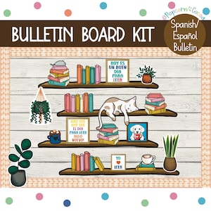 Puede incluir: Un kit de tablón de anuncios con temática de estantería. El kit incluye libros, plantas, un gato y citas enmarcadas en español. El texto en el tablero dice "BULLETIN BOARD KIT" y "Spanish/Español Bulletin".