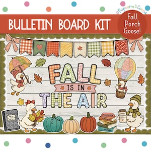 Può includere: Un kit per bacheca con il testo Fall Is In The Air, decorato con illustrazioni di oche, zucche, una mongolfiera, un ombrello e una pila di libri. Il design include festoni a quadri colorati e foglie autunnali.