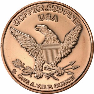 Puede incluir: Una ronda de cobre con un dise&ntilde;o de &aacute;guila y el texto "Copper .999 Fine USA One A.V.D.P. Ounce" alrededor del borde.