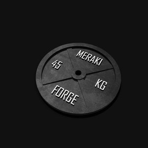 Op de afbeelding: Een zwarte gewichtsplaat met de tekst "MERAKI FORGE 45 KG" in wit gedrukt.