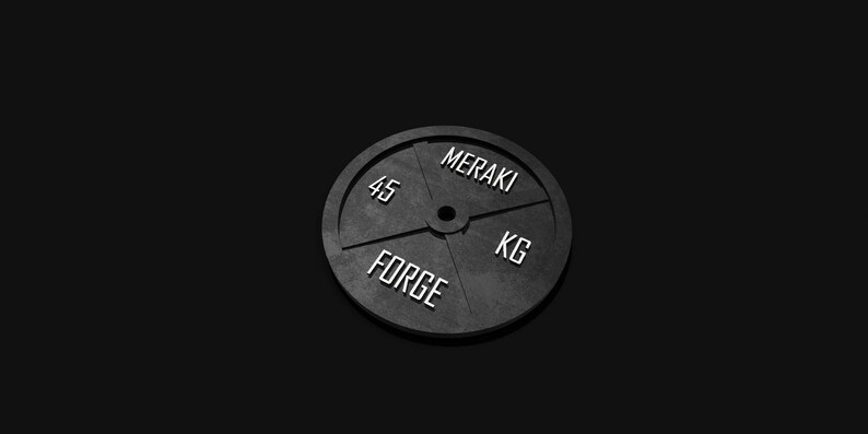 Op de afbeelding: Een zwarte gewichtsplaat met de tekst "MERAKI FORGE 45 KG" in wit gedrukt.