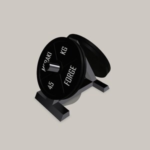 Op de afbeelding: Zwarte gewichtsplaten met een zwarte metalen standaard. De platen zijn gemarkeerd met "FORGE" en "45 KG" met de tekst "MIRAKI" aan de zijkant.