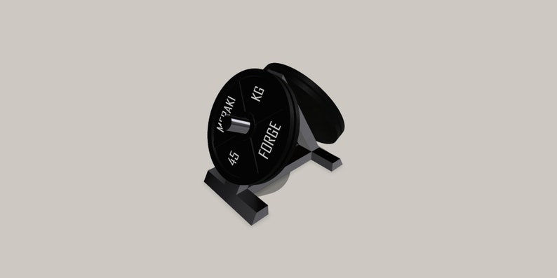 Op de afbeelding: Zwarte gewichtsplaten met een zwarte metalen standaard. De platen zijn gemarkeerd met "FORGE" en "45 KG" met de tekst "MIRAKI" aan de zijkant.