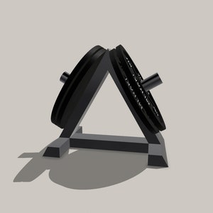 Op de afbeelding: Een zwarte metalen gewichtsplaatstandaard met twee gewichtsplaten die op elkaar zijn gestapeld.