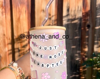 Bücherwurm 17oz Becher | Gefrostete Tasse | 17 Unzen Becher | Niedliche Kaffee Tasse | Ästhetischer Glasbecher | Glaskrug | Girly Becher | Glaskrug mit Deckel| Tasse für Bücherlieber