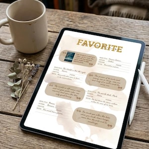 Pode incluir: Um tablet digital exibindo uma lista de livros "Favoritos" com citações e detalhes. O tablet está em uma superfície de madeira, com uma caneca e flores secas. Uma caneta stylus está no tablet.