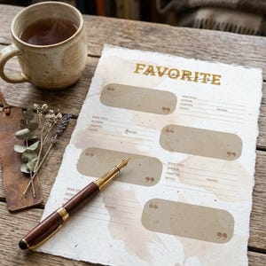 Pode incluir: Uma cena rústica com uma caneca de chá, uma caneta e uma lista de livros "Favorite" em papel texturizado. O papel tem espaços para títulos de livros, autores e notas. A palavra "Favorite" está em letras douradas.