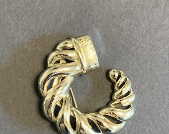 Broche vintage Gerrys en tono dorado con remolino trenzado y forma de camarón Cornucopia
