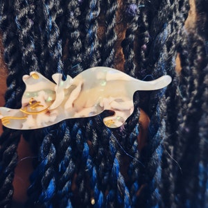Stretching Cat Hair Clip