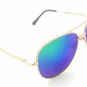 May include: Aviator sunglasses with a gold-coloured frame and reflective blue-green lenses. The sunglasses have a classic teardrop shape and a thin gold metal frame. The temples are gold with black tips. A stylish accessory.