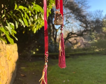 Granat Lariat Halskette | Versteinertes Holz, Knochen, Quasten & Weinrotes Band, Handgenäht