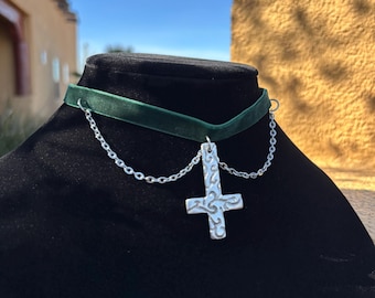 Umgedrehtes Kreuz Halsband | Handarbeit, Edelstahl, Handgenäht