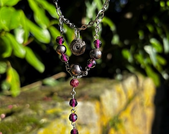 Tahiti Perle & Granat Halskette | Edelstahl, handgemacht, lila Perlen, Spinnennetz Design