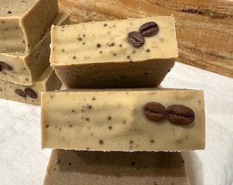Jabón de leche de cabra con café y aceite aromático de pachulí