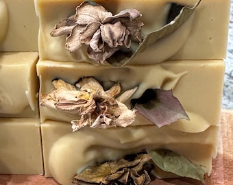 Jabón artesanal de leche de cabra con gardenia y flores naturales