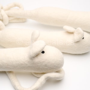Grande souris beige blanche XL à longue queue - Jouet pour chat kicker en feutre de laine naturelle de haute qualité - Floofs KittyPrey Snuggle robustes