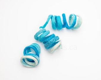 Juguete para gatos de fieltro de lana natural de alta calidad con espiral corta azul degradado - Sturdy Snuggle KittyPrey Floofs