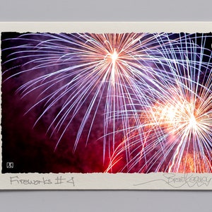 Tarjetas de fuegos artificiales de colores en blanco. Conjunto de cuatro.