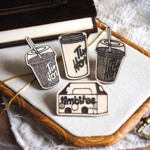 Conjunto de pines inspirados en Tim Hortons / Bebidas de café y Timbites / Madera grabada con láser / Coleccionable