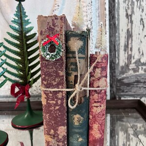 Kitschy Muffin Tin Christmas Wall Decor -   Vintage christmas crafts,  Christmas crafts, Xmas crafts