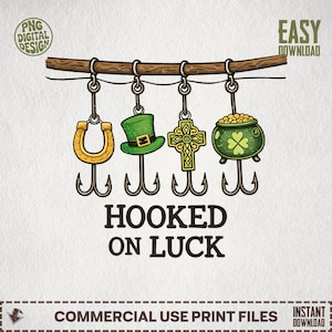 Może przedstawiać: Projekt cyfrowy z drewnianą gałęzią i czterema zawieszkami: złotą podkową, zielonym kapeluszem krasnoludka, celtyckim krzyżem i garnkiem złota. Tekst "HOOKED ON LUCK" znajduje się poniżej. Zawiera tekst "PNG DIGITAL DESIGN" i "EASY DOWNLOAD".