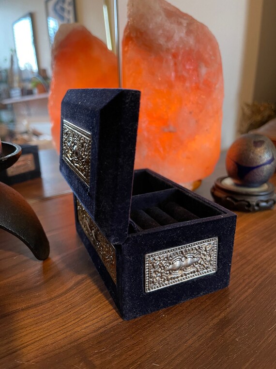 velvet jewelry box with Gem