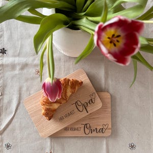 Personalisiertes Schneidebrett Großeltern, Frühstücksbrett, Eltern, holz, Geschenk Oma, Geschenk Opa, hier krümelt, Geschenkidee Weihnachten Bild 6