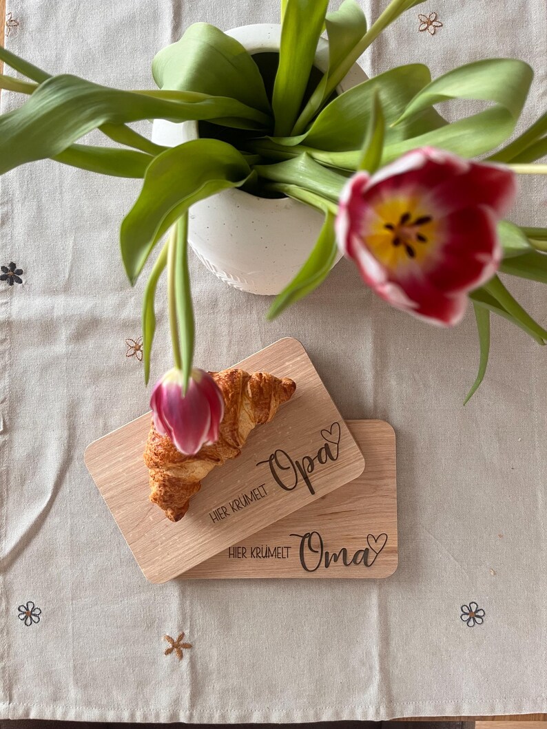 Personalisiertes Schneidebrett Großeltern, Frühstücksbrett, Eltern, holz, Geschenk Oma, Geschenk Opa, hier krümelt, Geschenkidee Weihnachten Bild 6