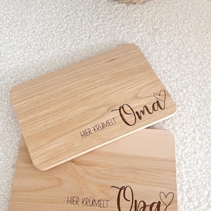 Personalisiertes Schneidebrett Großeltern, Frühstücksbrett, Eltern, holz, Geschenk Oma, Geschenk Opa, hier krümelt, Geschenkidee Weihnachten Bild 2