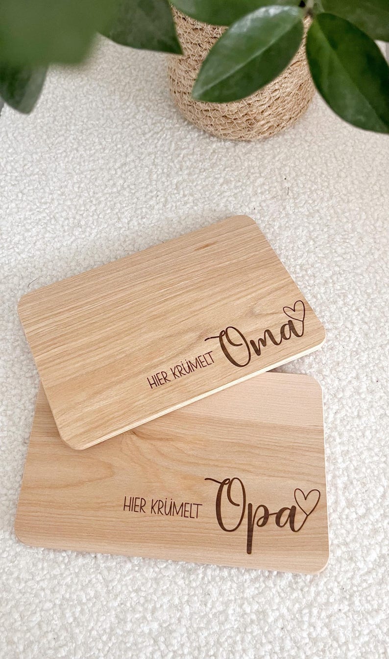 Personalisiertes Schneidebrett Großeltern, Frühstücksbrett, Eltern, holz, Geschenk Oma, Geschenk Opa, hier krümelt, Geschenkidee Weihnachten Bild 2