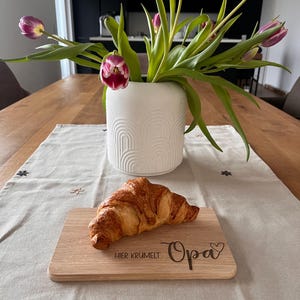 Personalisiertes Schneidebrett Großeltern, Frühstücksbrett, Eltern, holz, Geschenk Oma, Geschenk Opa, hier krümelt, Geschenkidee Weihnachten Bild 9