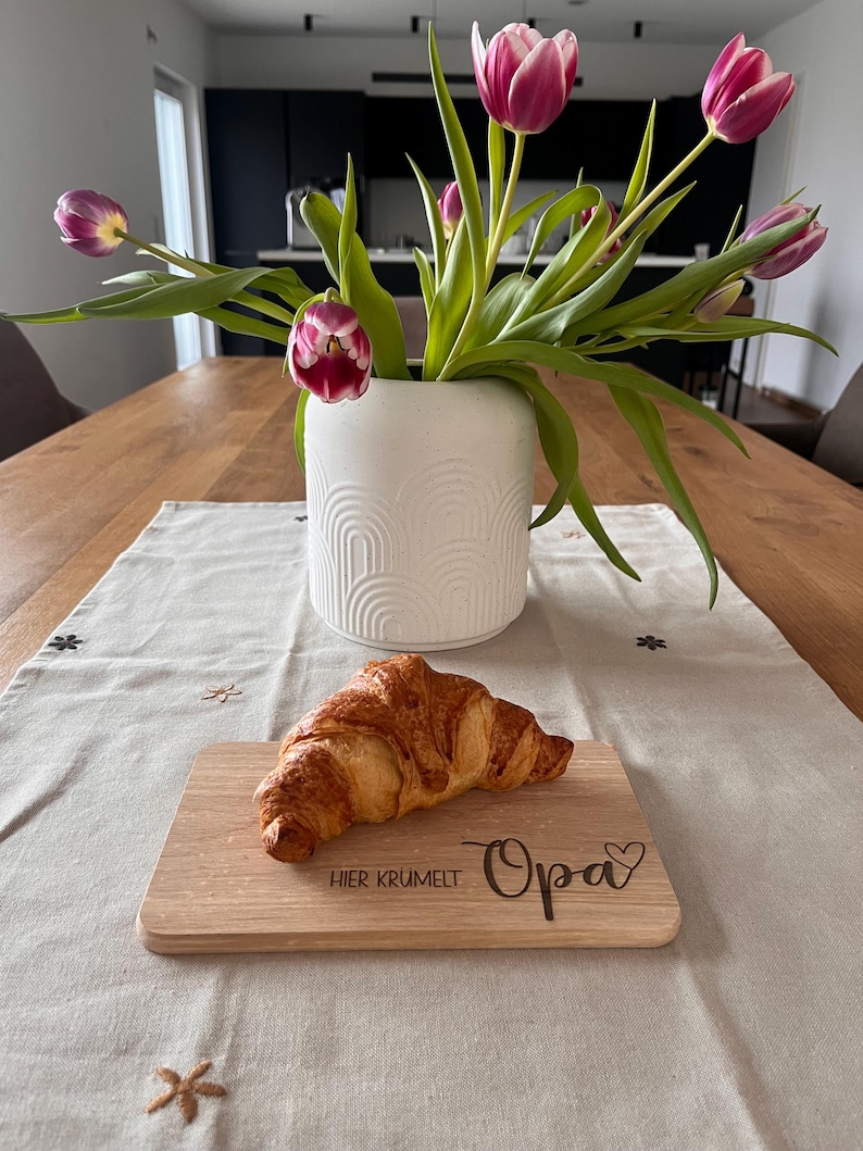 Personalisiertes Schneidebrett Großeltern, Frühstücksbrett, Eltern, holz, Geschenk Oma, Geschenk Opa, hier krümelt, Geschenkidee Weihnachten Bild 9