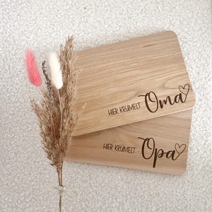 Personalisiertes Schneidebrett Großeltern, Frühstücksbrett, Eltern, holz, Geschenk Oma, Geschenk Opa, hier krümelt, Geschenkidee Weihnachten Bild 1