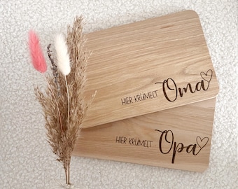 Personalisiertes Schneidebrett Großeltern, Frühstücksbrett, Eltern, holz, Geschenk Oma, Geschenk Opa, hier krümelt, Geschenkidee Weihnachten