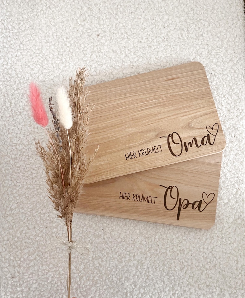 Personalisiertes Schneidebrett Großeltern, Frühstücksbrett, Eltern, holz, Geschenk Oma, Geschenk Opa, hier krümelt, Geschenkidee Weihnachten Bild 1