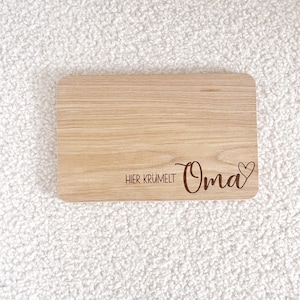 Personalisiertes Schneidebrett Großeltern, Frühstücksbrett, Eltern, holz, Geschenk Oma, Geschenk Opa, hier krümelt, Geschenkidee Weihnachten Bild 4