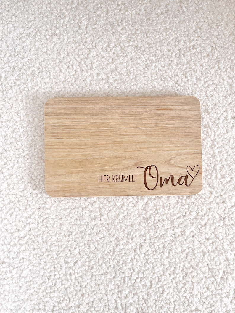 Personalisiertes Schneidebrett Großeltern, Frühstücksbrett, Eltern, holz, Geschenk Oma, Geschenk Opa, hier krümelt, Geschenkidee Weihnachten Bild 4