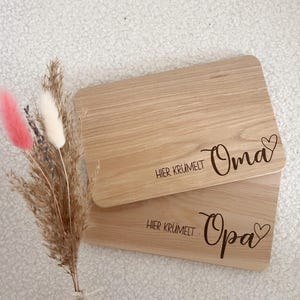Personalisiertes Schneidebrett Großeltern, Frühstücksbrett, Eltern, holz, Geschenk Oma, Geschenk Opa, hier krümelt, Geschenkidee Weihnachten Bild 5