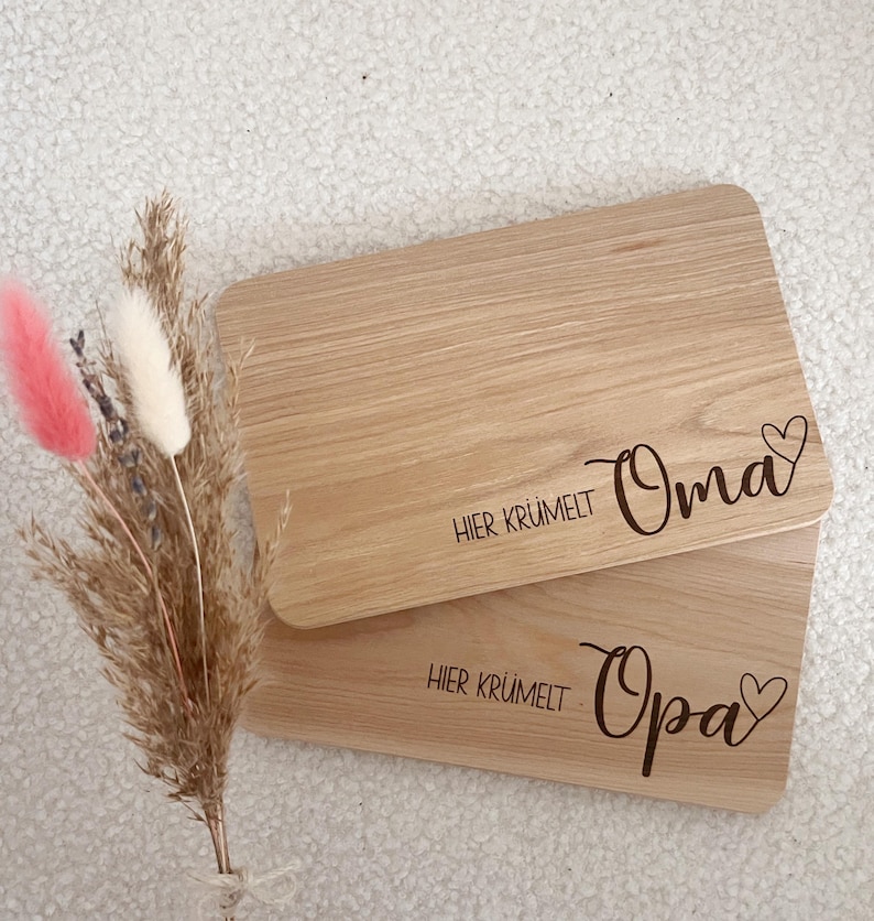 Personalisiertes Schneidebrett Großeltern, Frühstücksbrett, Eltern, holz, Geschenk Oma, Geschenk Opa, hier krümelt, Geschenkidee Weihnachten Bild 5