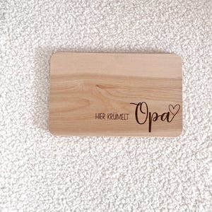 Personalisiertes Schneidebrett Großeltern, Frühstücksbrett, Eltern, holz, Geschenk Oma, Geschenk Opa, hier krümelt, Geschenkidee Weihnachten Bild 3