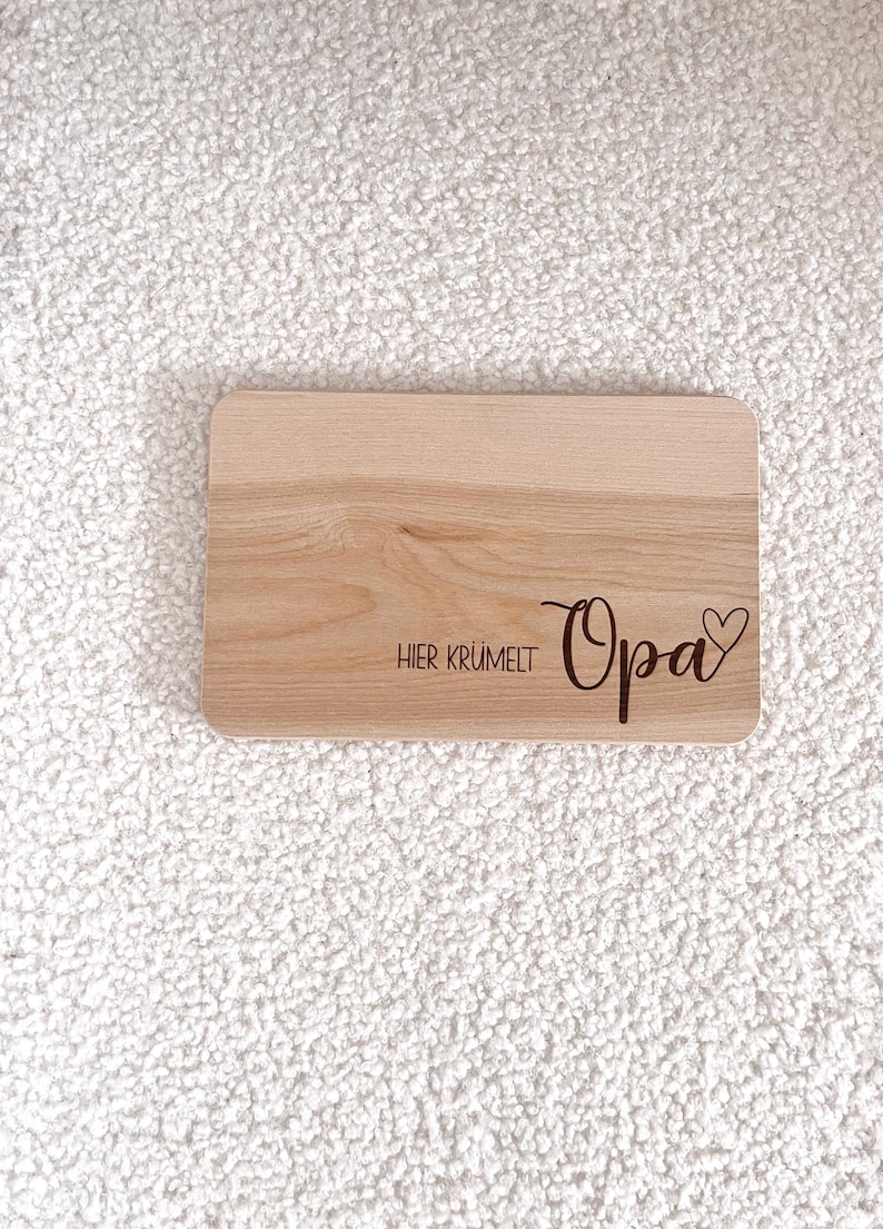 Personalisiertes Schneidebrett Großeltern, Frühstücksbrett, Eltern, holz, Geschenk Oma, Geschenk Opa, hier krümelt, Geschenkidee Weihnachten Bild 3
