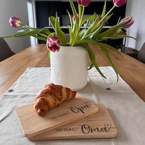 Personalisiertes Schneidebrett Großeltern, Frühstücksbrett, Eltern, holz, Geschenk Oma, Geschenk Opa, hier krümelt, Geschenkidee Weihnachten Bild 8