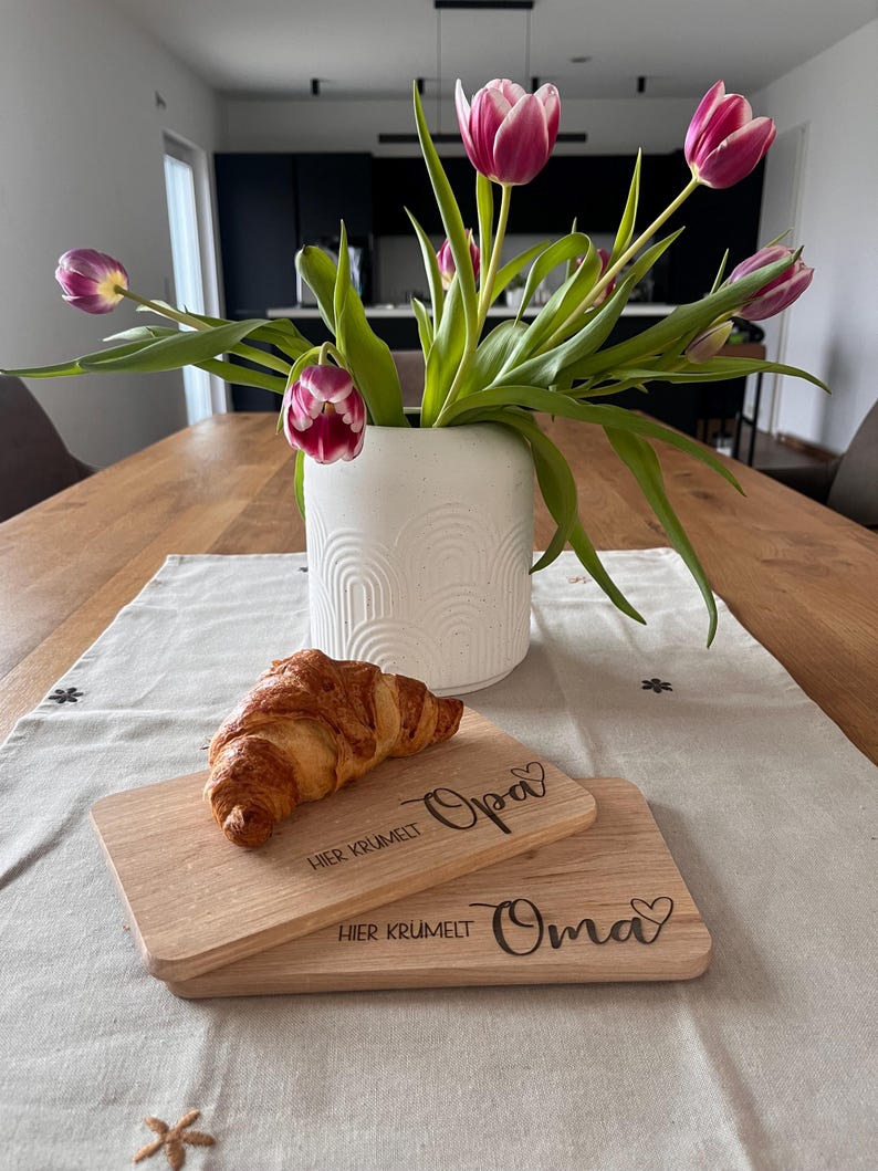 Personalisiertes Schneidebrett Großeltern, Frühstücksbrett, Eltern, holz, Geschenk Oma, Geschenk Opa, hier krümelt, Geschenkidee Weihnachten Bild 8