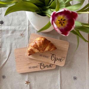 Personalisiertes Schneidebrett Großeltern, Frühstücksbrett, Eltern, holz, Geschenk Oma, Geschenk Opa, hier krümelt, Geschenkidee Weihnachten Bild 7