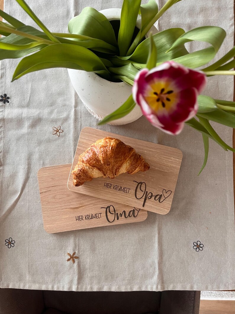 Personalisiertes Schneidebrett Großeltern, Frühstücksbrett, Eltern, holz, Geschenk Oma, Geschenk Opa, hier krümelt, Geschenkidee Weihnachten Bild 7